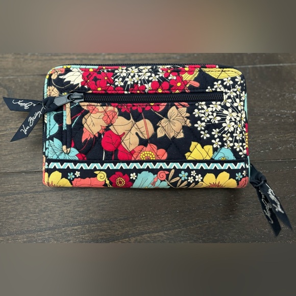 🌸Vera Bradley retired print “Happy Snails” Turnlock Wallet - Picture 2 of 4